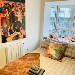 Funky Unique 2-bedroom With Parking Apartment Brighton